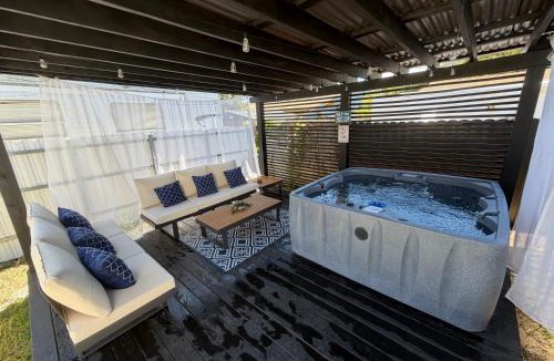 West Little River House | Welcome to Miami! JACUZZI SLEEPS 11