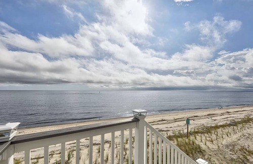 Little Creek House | Welcome to the waterfront oasis in the serene community of Kitts Hummock Beach!