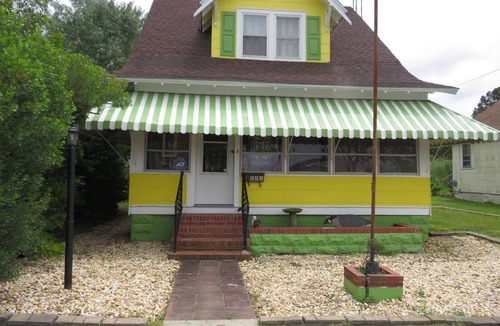 Crisfield House | Welcoming cottage, near public beach and fishing pier.