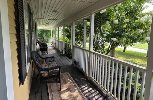 Eastham House | Well-appointed, remodeled historic home super close to many beaches