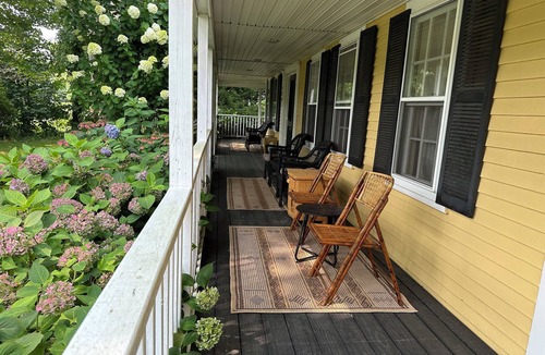Eastham House | Well-appointed, remodeled historic home super close to many beaches