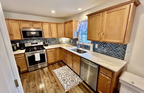 Del Haven House | Weslyn by the Bay - Comfortable Home Quiet Neighborhood Steps to the Bay