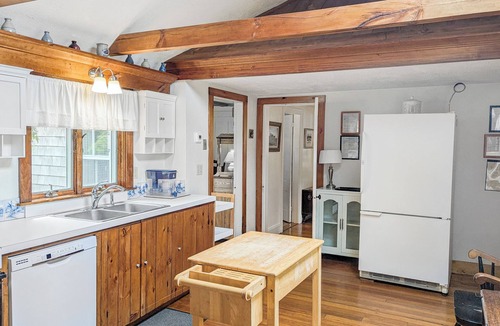 West Falmouth House | West Falmouth-3 Bd, close to Shining Sea Bikeway, pet friendly!
