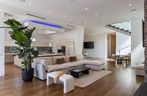 Fairfax District House | West Hollywood Haven: Pool, Chef’s Kitchen & More