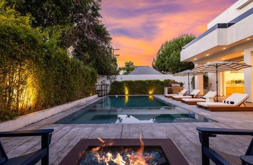 Fairfax District House | West Hollywood Haven: Pool, Chef’s Kitchen & More