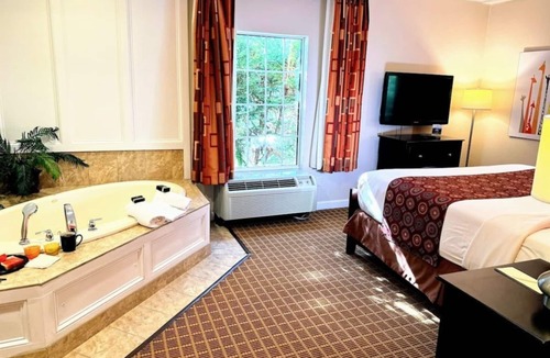 West Orange Hotel | West Orange Studio. Inviting Studio with Jacuzzi