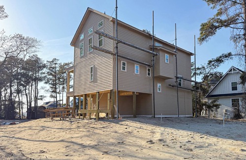Colington House | Whanger Treehouse - KDH MP 7, Sound View, Elevator, Pool, Pool Table, Pets OK, YR Flex Stays