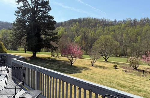 Lovingston House | Where the Mountains Meet Your Idea of Perfect