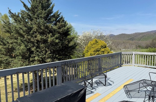 Lovingston House | Where the Mountains Meet Your Idea of Perfect