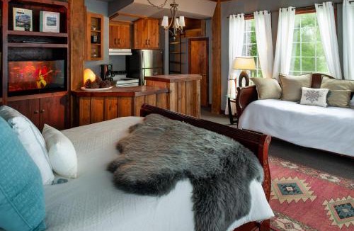 Franklin Apartment | Whimsical Gatehouse at Dark Horse Retreat