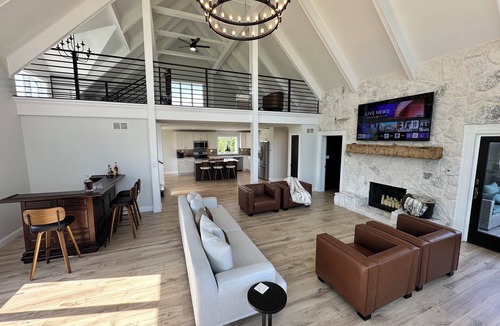 Warsaw Cabin | White Pines Lodge-360° views, spacious, serene, spa-like primary en suite