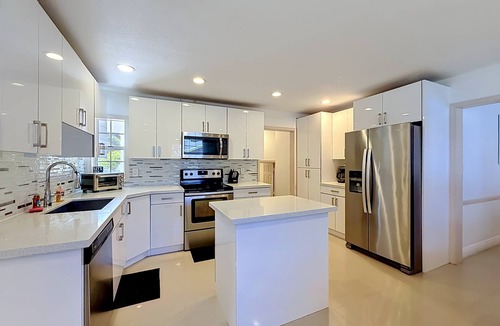 Boynton Beach House | WhiteIris-5-Bedroom Home with Pool, Mini Golf, & Heated Jacuzzi in Boynton Beach