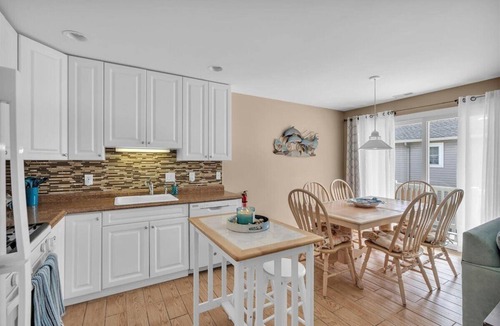 North Wildwood Condo | Wild Pearl - 3br/2ba - Parking - HEATED POOL, North Wildwood, NJ