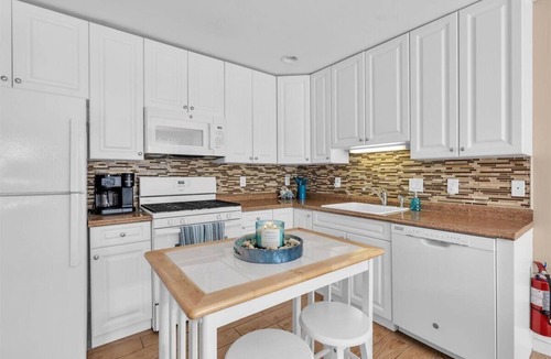 North Wildwood Condo | Wild Pearl - 3br/2ba - Parking - HEATED POOL, North Wildwood, NJ