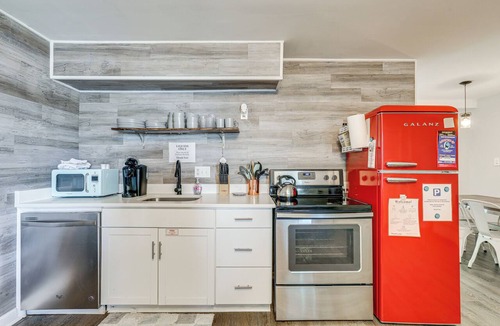 North Wildwood Condo | Wildwood Condo: Community Pool, Walk to Beach!