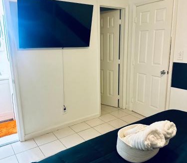Lake Ridge Apartment | Wilton Manor Bliss near The Action