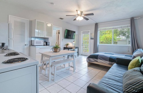 Wilton Manors Apartment | Wilton Manors, Cute Outdoor Space-New Bathroom, Pool 3