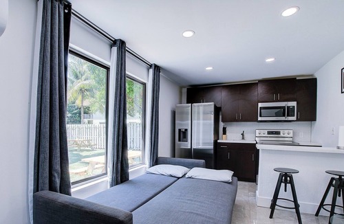 Poinsettia Heights House | Wilton studio 1 Sofa bed & 1B near Airport & Beach