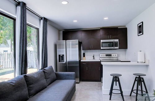 Poinsettia Heights House | Wilton studio 1 Sofa bed & 1B near Airport & Beach
