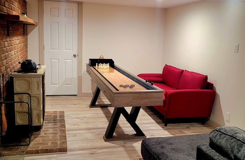 Mendon House | Winter Lore – 4BR Vermont Getaway | Hot Tub, Game Room & Pet Friendly.