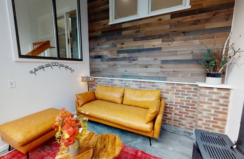 Mendon House | Winter Lore – 4BR Vermont Getaway | Hot Tub, Game Room & Pet Friendly.