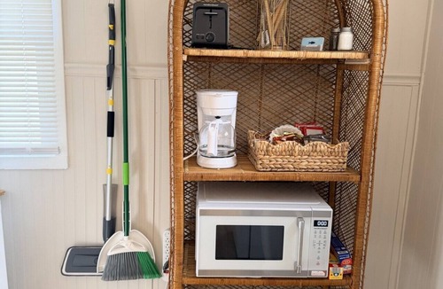 Geneva-on-the-Lake Cottage | Wonderful and Quaint GOTL Cottage- Pet Friendly!