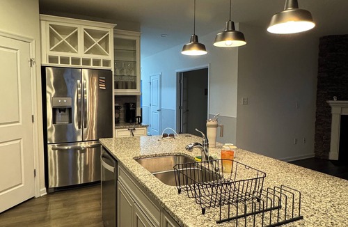 Milton House | Wonderful home with porch & courtyard - 5 mi to Lewes - 3bd,3ba Sleeps 6