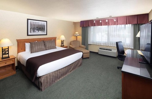 Kalispell House | Wonderful Trip! Indoor Pool, FREE Parking, Close to Lone Pine Visitor Center!