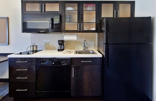 Mount Laurel Hotel | Wonderful Stay! Free Parking, Pets Allowed, Short Drive to Betsy Ross House