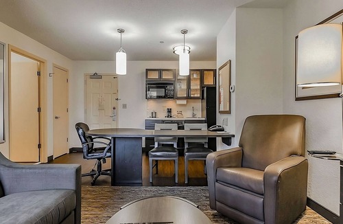 Mount Laurel Hotel | Wonderful Stay! Free Parking, Pets Allowed, Short Drive to Betsy Ross House