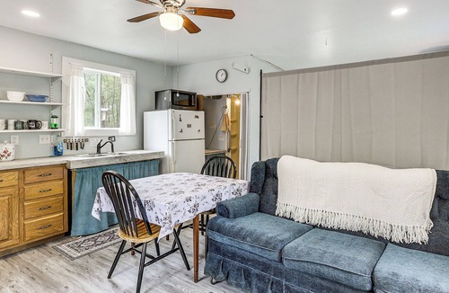 Marydel Cabin | Woodsy + Secluded! Amish Country Retreat in Hartly