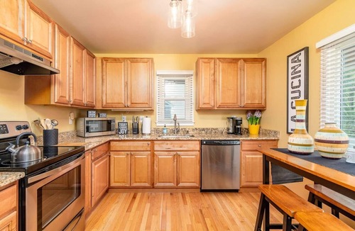 Fairfax House | Work & Explore | Near DC, Metro, Dining!