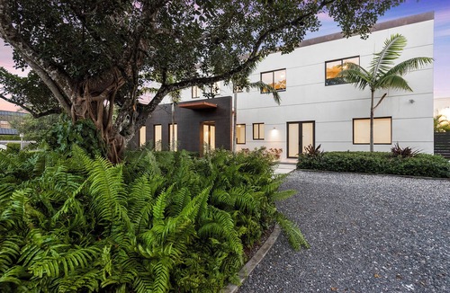 Ludlam House | World Cup is here Bring your entire family 10-bedroom Home