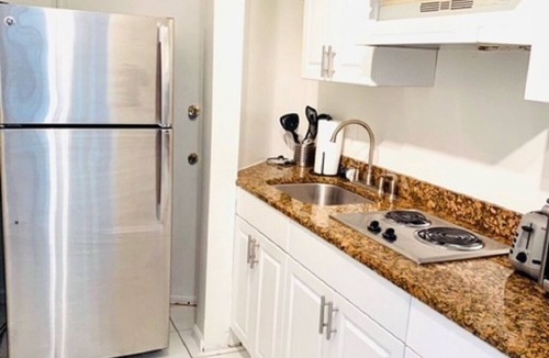 East Fort Lauderdale Apartment | Wow! Beautiful studio (walk to the beach)(2325-3)