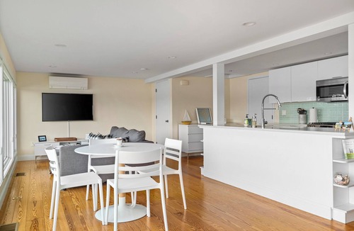 Sandwich Cottage | WOW View! Waterfront Cottage. Private Beach, King Bed, Full Kitchen. Relax&Enjoy