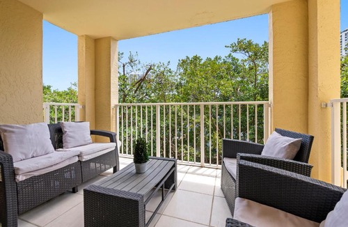 Aventura Apartment | Yacht Club Miami Suite 2 Bedroom and 2 Bathroom With Baby Crib & Free Parking
