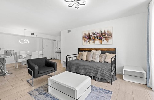 Aventura Apartment | Yacht Club Miami Suite 2 Bedroom and 2 Bathroom With Baby Crib & Free Parking