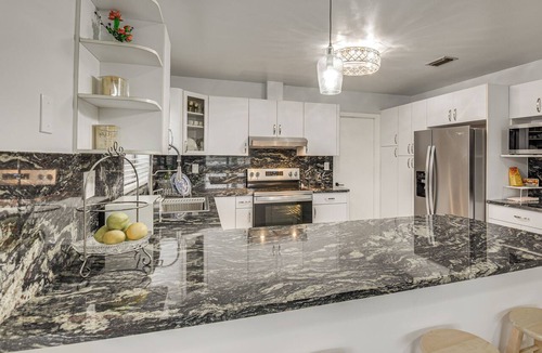 Davie House | Yard & Patio! Lakefront Family Escape in Sunrise