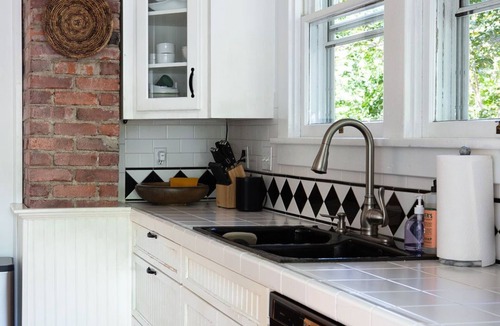 Belmont House | Yellow House| 2 BR Cottage Dtwn Cville/Belmont