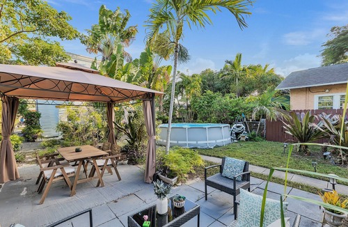 Parkside Condo | YELLOW SUNSHINE DREAM