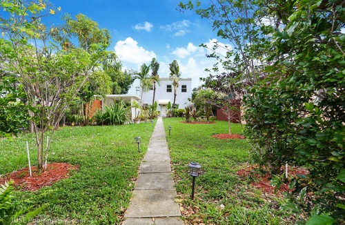 Parkside Condo | YELLOW SUNSHINE DREAM