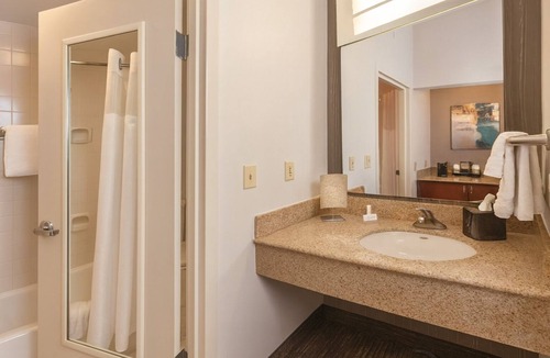 Newark Hotel | Your Home Away From Home! Onsite Pool, Free Parking, Pets Allowed