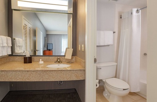 Newark Hotel | Your Home Away From Home! Onsite Pool, Free Parking, Pets Allowed