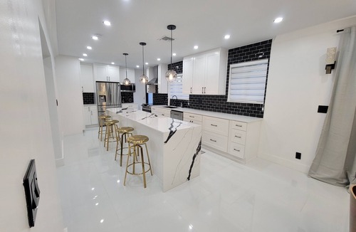 Miami Gardens House | YOUR HOME AWY FROM HOME, CLOSE TO HARDROCK STADIUM, DINING RESTAURANTS, SHOPPING