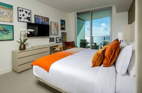Hollywood South Central Beach Hotel | Your Relaxing Getaway Awaits! Full Kitchen, Pool, Near Hollywood Beach!