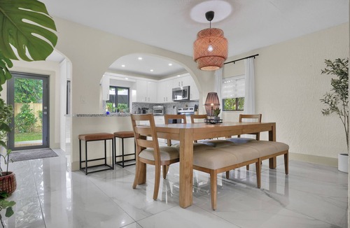 West Little River House | Zen House Retreat with Pool Table, Ping Pong Table, BBQ, Patio & Gated Parking