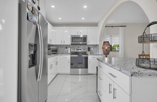West Little River House | Zen House Retreat with Pool Table, Ping Pong Table, BBQ, Patio & Gated Parking