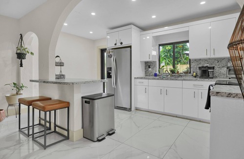 West Little River House | Zen House Retreat with Pool Table, Ping Pong Table, BBQ, Patio & Gated Parking