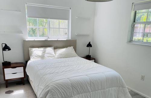Golden Glades House | Zen Style Villa with pool, riverfront & fast wifi