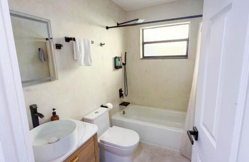 Driftwood House | Zonn Villas 4BR Pool Home Near Hard Rock